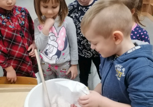 Dzieci podczas pieczenia pierników.